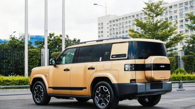 方程豹钛7被追尾后车身高刚性能分散冲击力展现安全豪华实力,越野性能全面超越城市SUV,产能提升助力月销过两万成为市场新宠-有驾