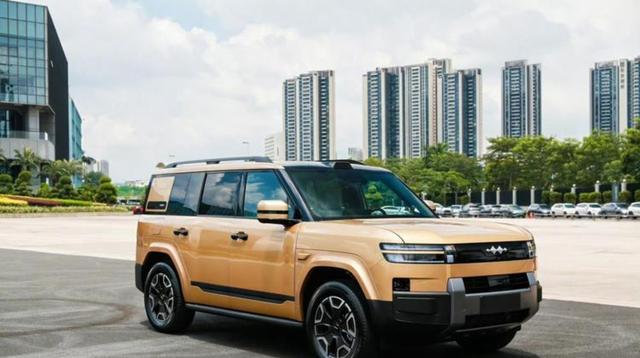 方程豹钛7被追尾后车身高刚性能分散冲击力展现安全豪华实力,越野性能全面超越城市SUV,产能提升助力月销过两万成为市场新宠-有驾