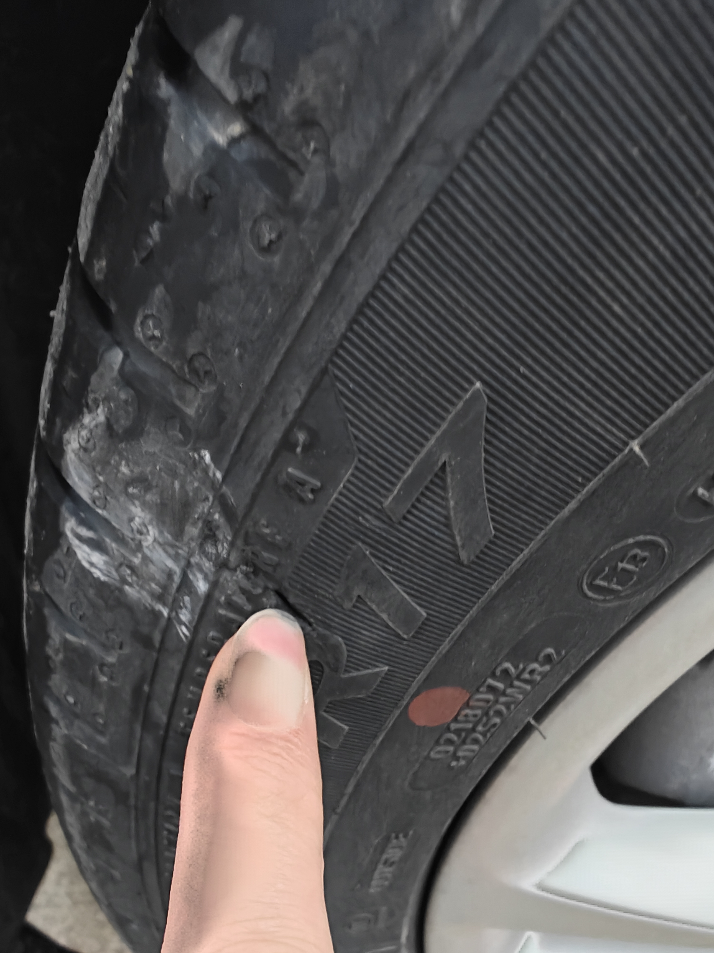 _爆胎的话胎压监测会提醒吗_车爆胎因素