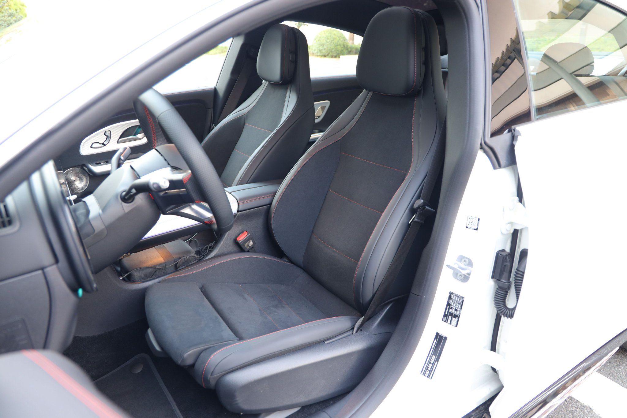 前排座椅包裹性强，具有加热和按摩功能