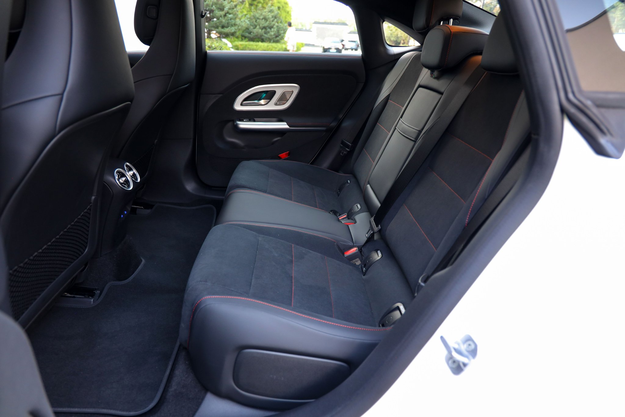 后排座椅座垫加长10mm，乘坐舒适