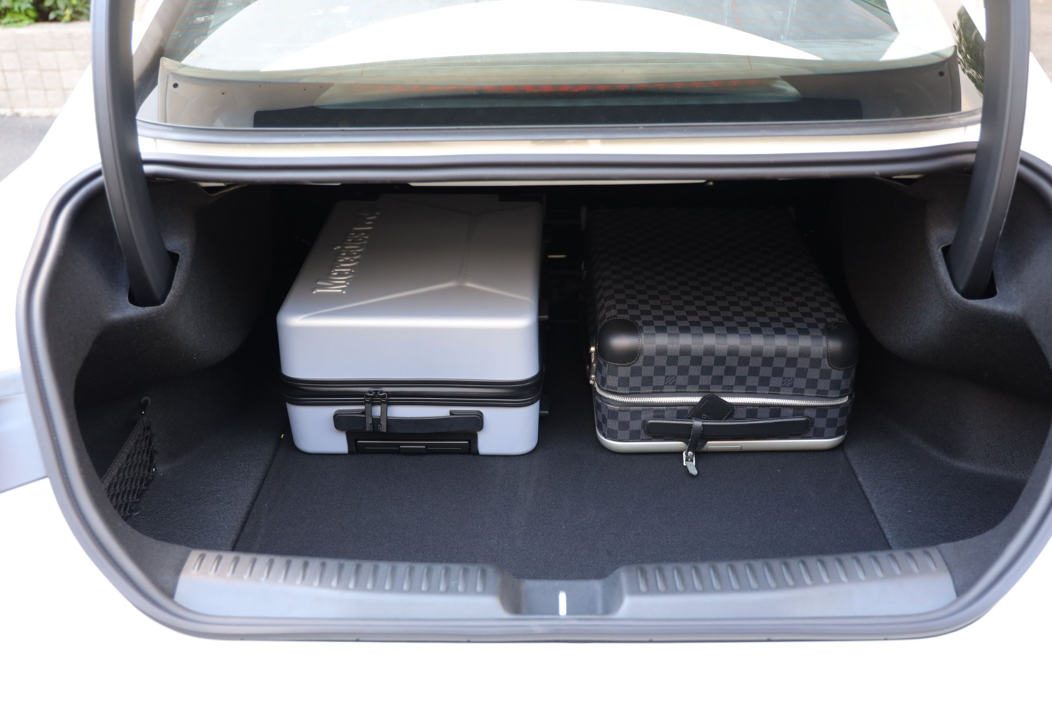 后备箱轻松放下两个24寸行李箱