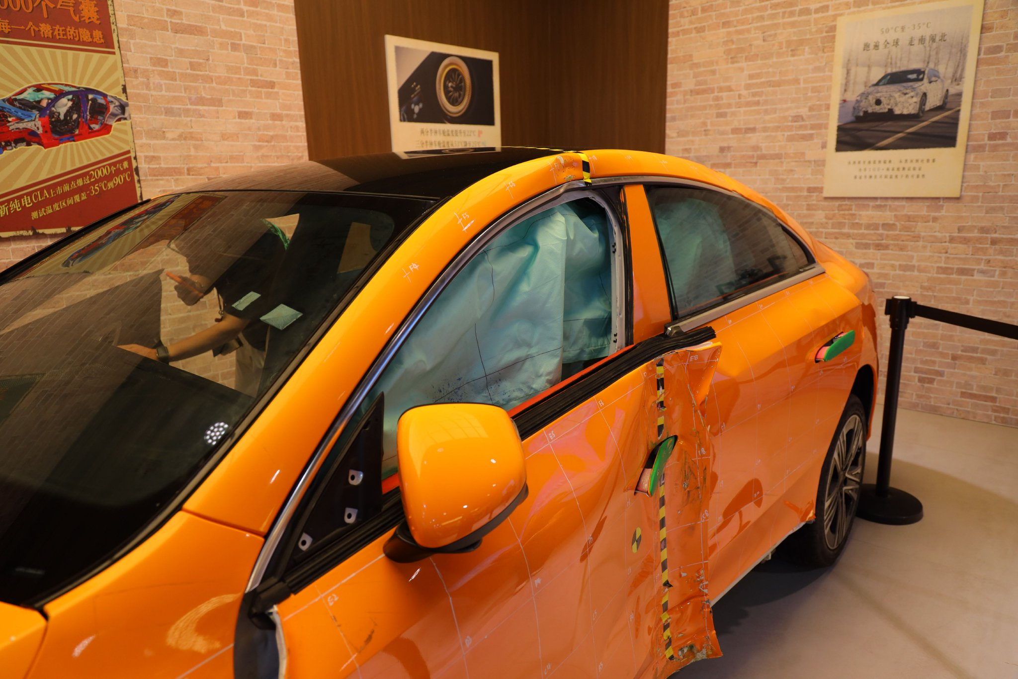 测碰试验车展示