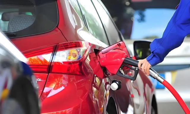 国庆堵在京津高速，600公里续航只够爬50公里：车主群炸了，有人说出了这个数字-有驾