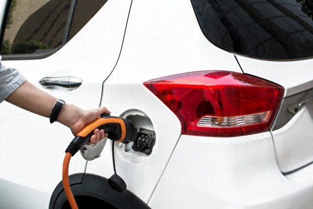 新能源车充电口在前在后差别大了!老师傅教你这样选!_新能源车充电口在前在后差别大了!老师傅教你这样选!_