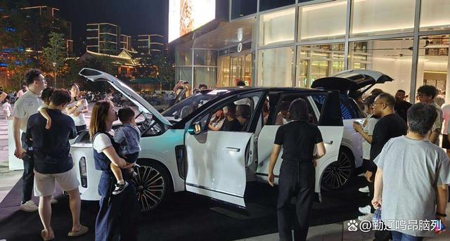 蔚来ES8热潮:纯电SUV智商税?还是真香之选?-有驾