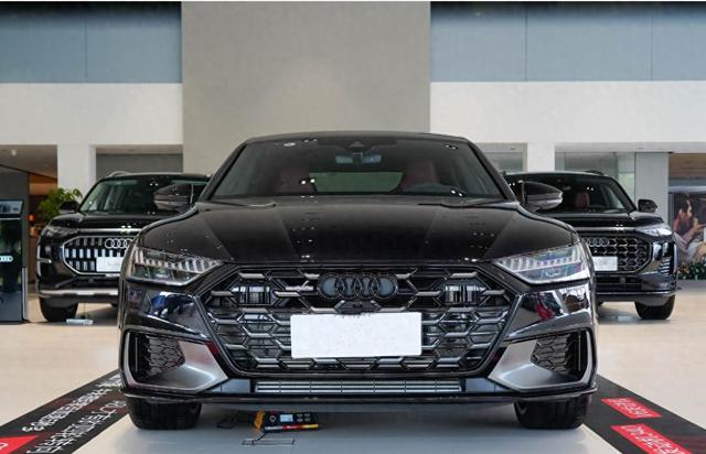 奥迪 A7L 降至 56 万落地！带 V6 发动机和“黑武士”设计，竞争奔驰 E 级-有驾