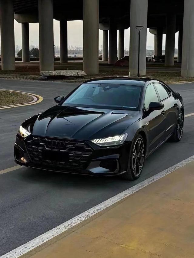 奥迪 A7L 降至 56 万落地！带 V6 发动机和“黑武士”设计，竞争奔驰 E 级-有驾