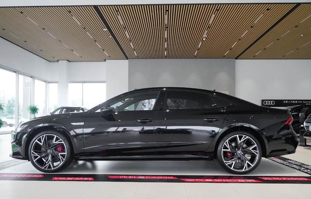 奥迪 A7L 降至 56 万落地！带 V6 发动机和“黑武士”设计，竞争奔驰 E 级-有驾