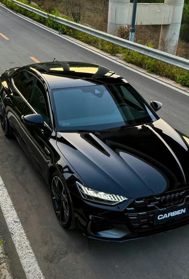 奥迪 A7L 降至 56 万落地！带 V6 发动机和“黑武士”设计，竞争奔驰 E 级-有驾