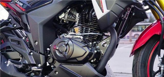 也是一样的国产摩托车，豪爵不是一样的兄弟吗？早年上市的国产精品水冷150小踏板，跑西藏高原暴露出发动机漏水漏油等通病-有驾