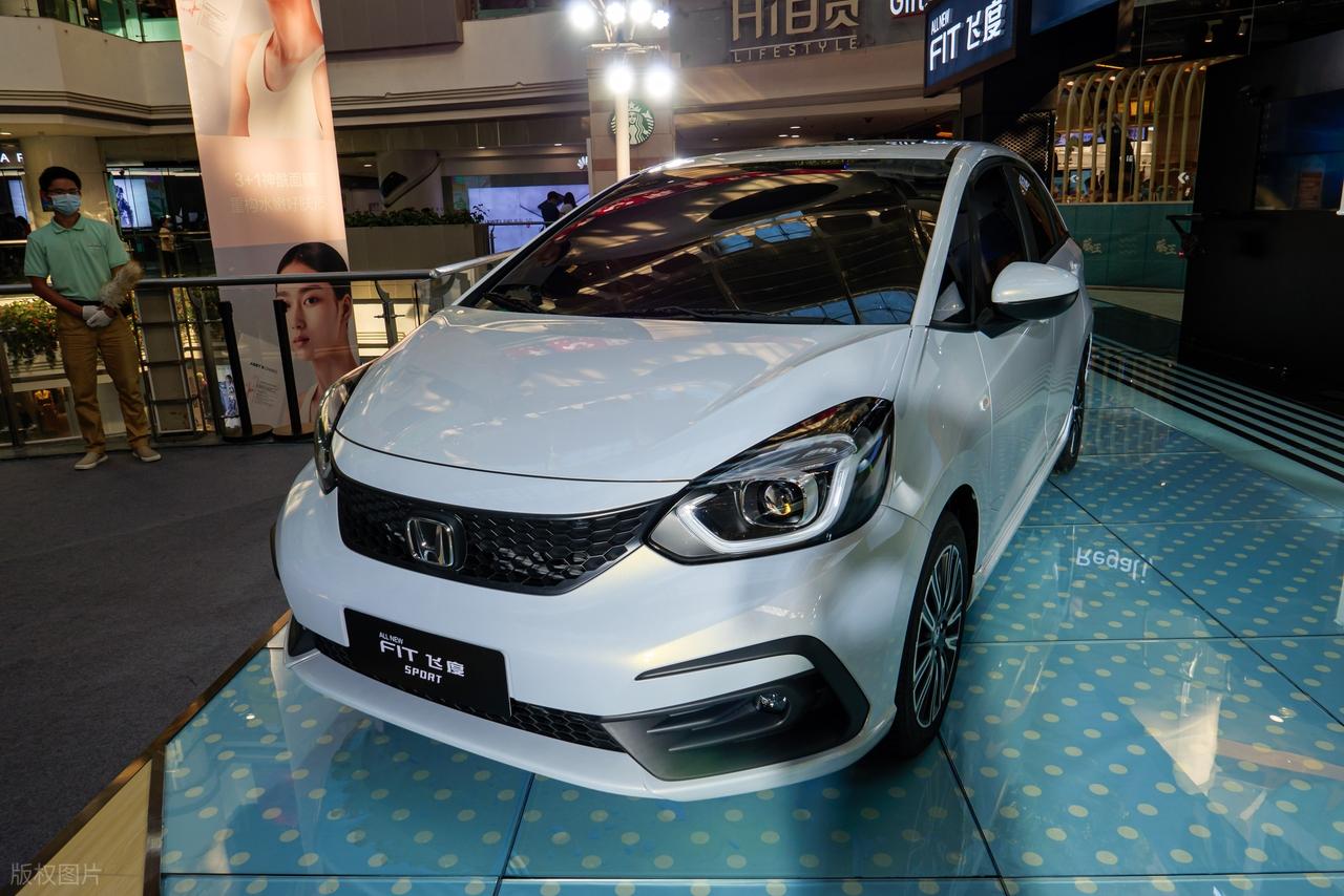 兵败如山倒!“小型油车”销量腰斩背后,是新能源车的三大陷阱_兵败如山倒!“小型油车”销量腰斩背后,是新能源车的三大陷阱_