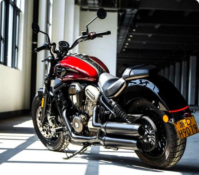 4.38万V4巡航黑旗950,零百3.8秒极速190km,108匹马力实力拉满-有驾