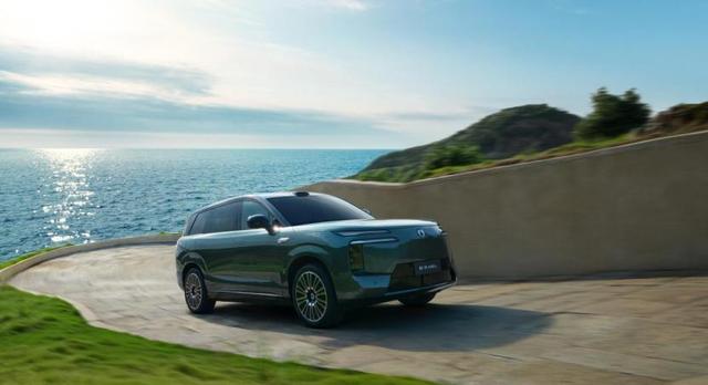 一家六口出门，后排挤成罐头？这台车让第三排成年人也坐得舒坦-有驾