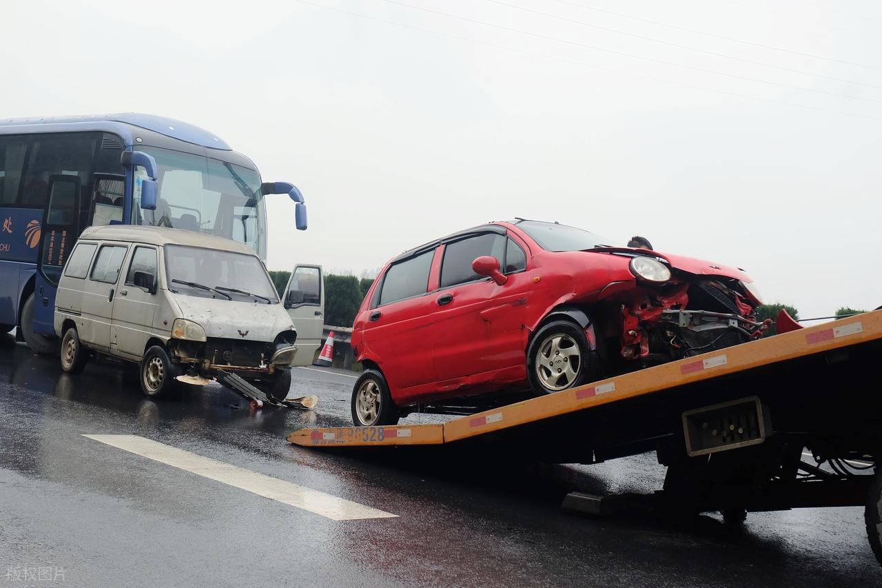 高速上找交警打哪个电话_高速上怎么找交警_