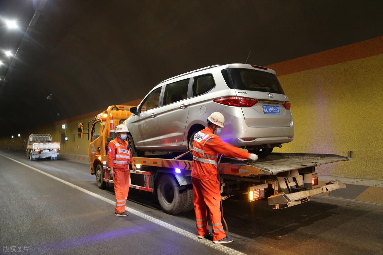 _高速上找交警打哪个电话_高速上怎么找交警