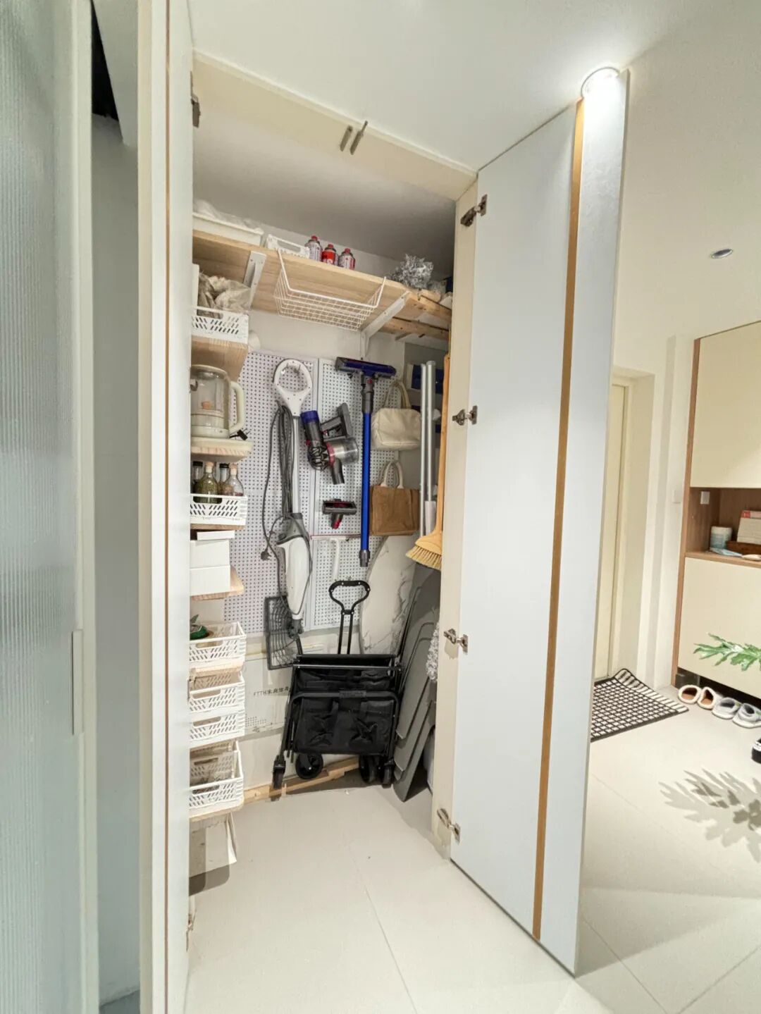 鞋柜“正退出”中国家庭？看看年轻人家里的设计，那叫一个高级_鞋柜“正退出”中国家庭？看看年轻人家里的设计，那叫一个高级_