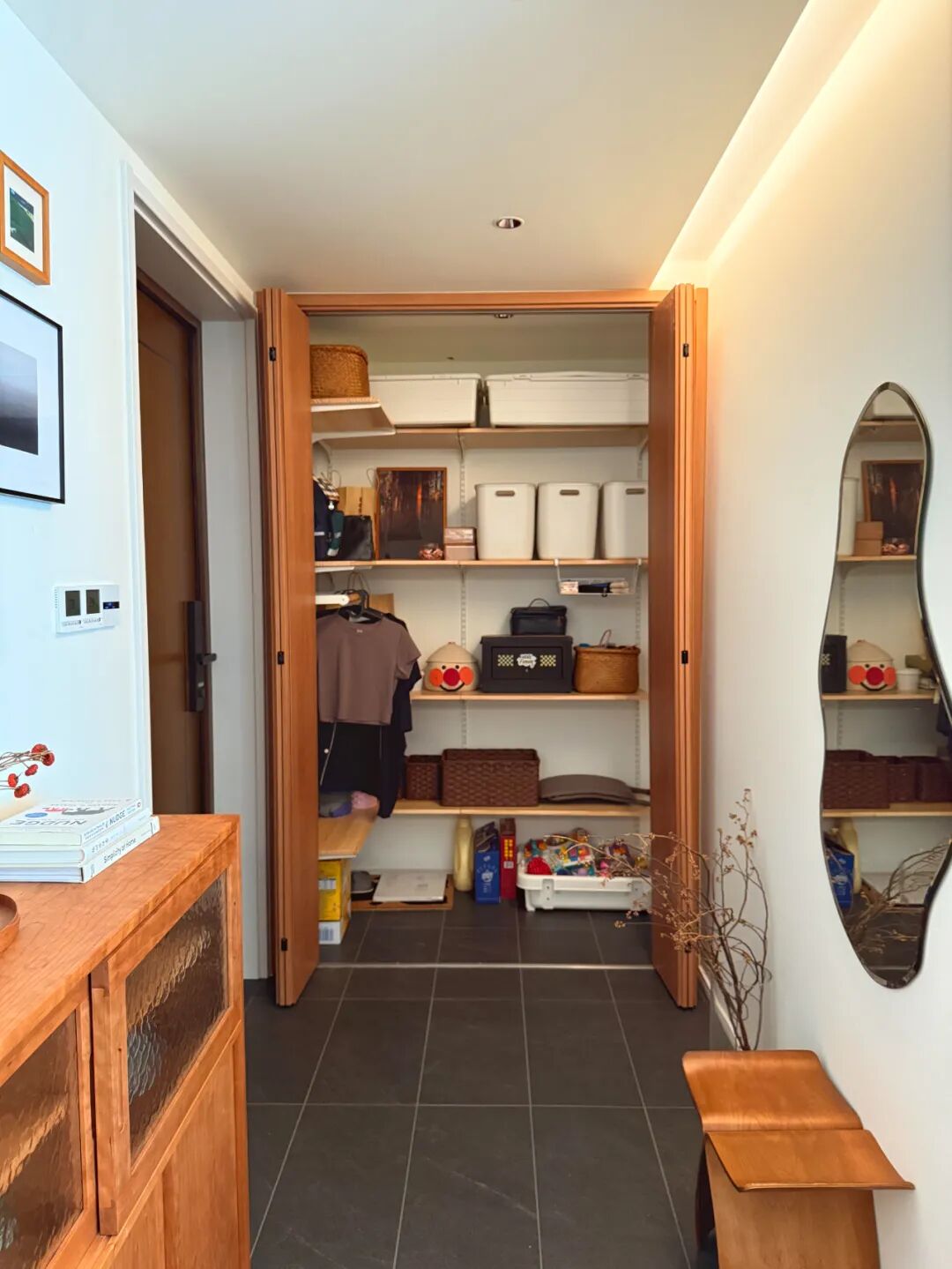 鞋柜“正退出”中国家庭？看看年轻人家里的设计，那叫一个高级__鞋柜“正退出”中国家庭？看看年轻人家里的设计，那叫一个高级