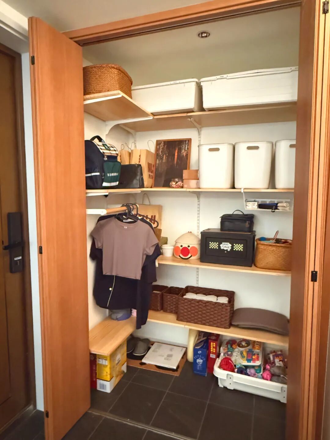 鞋柜“正退出”中国家庭？看看年轻人家里的设计，那叫一个高级_鞋柜“正退出”中国家庭？看看年轻人家里的设计，那叫一个高级_