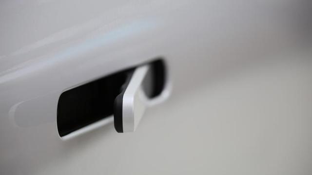 都怪特斯拉又是因为车门没打开人没出来，新能源车企应学习特斯拉的做工用料和底盘调教，而不是盲学隐藏式门把手的技术花哨无用-有驾