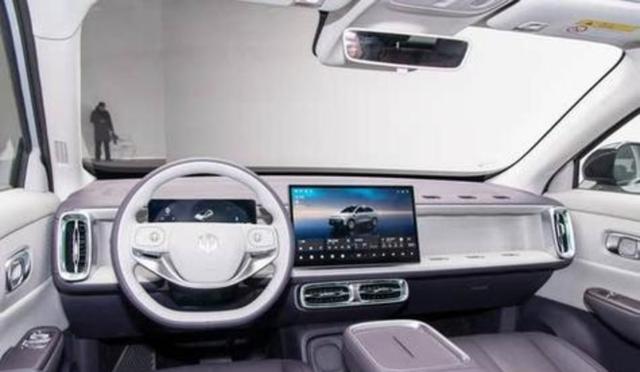 13万级电轿二选一,小鹏MONA M03续航已优但空间不足,长安启源A06价格相当兼具快充和空间优势,真能让人纠结是否值得换购-有驾