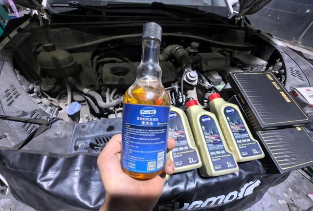摩托车使用频率低多久换一次机油，这关系到发动机寿命和性能维护需要及时根据实际车况进行合理更换-有驾