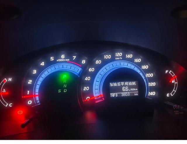 表弟选凯美瑞不是因为 flashy,而是因为踏实可靠,2.5L双擎版拥有230马力油耗低至4.2升,电池不限年限保修在车圈里也真不多见-有驾