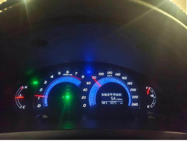 表弟选凯美瑞不是因为 flashy,而是因为踏实可靠,2.5L双擎版拥有230马力油耗低至4.2升,电池不限年限保修在车圈里也真不多见-有驾