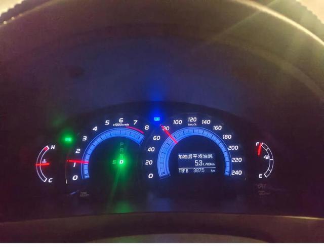 表弟选凯美瑞不是因为 flashy,而是因为踏实可靠,2.5L双擎版拥有230马力油耗低至4.2升,电池不限年限保修在车圈里也真不多见-有驾