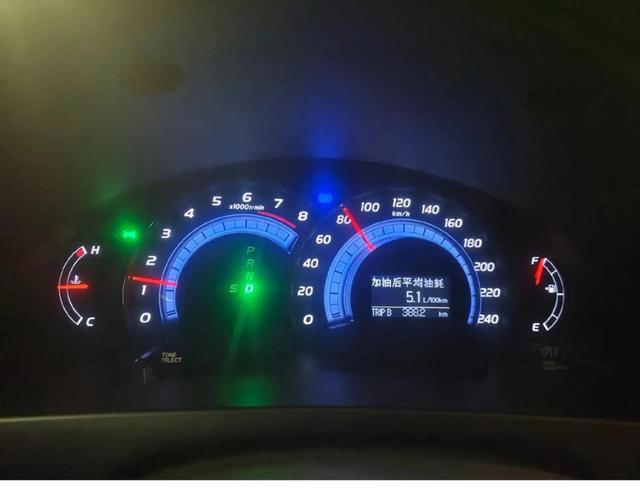 表弟选凯美瑞不是因为 flashy,而是因为踏实可靠,2.5L双擎版拥有230马力油耗低至4.2升,电池不限年限保修在车圈里也真不多见-有驾