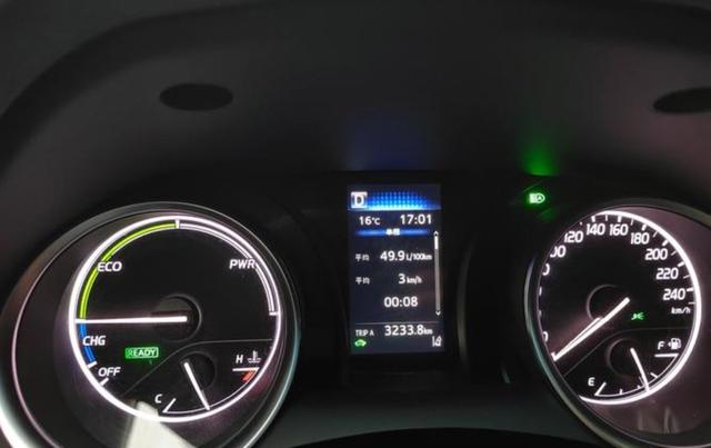 表弟选凯美瑞不是因为 flashy,而是因为踏实可靠,2.5L双擎版拥有230马力油耗低至4.2升,电池不限年限保修在车圈里也真不多见-有驾