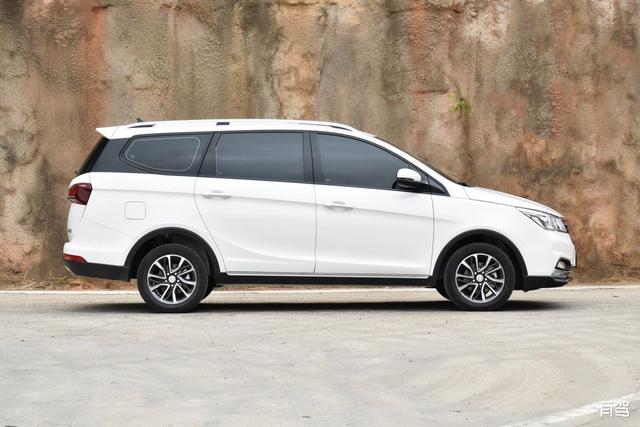 五菱星光730EV深度解析：纯电家用MPV的新篇章-有驾