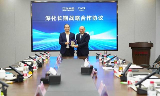 95万成交价、4个月15000台订单:江淮这台尊界S800凭什么让百万豪车市场格局生变?老司机实话告诉你门道在哪-有驾