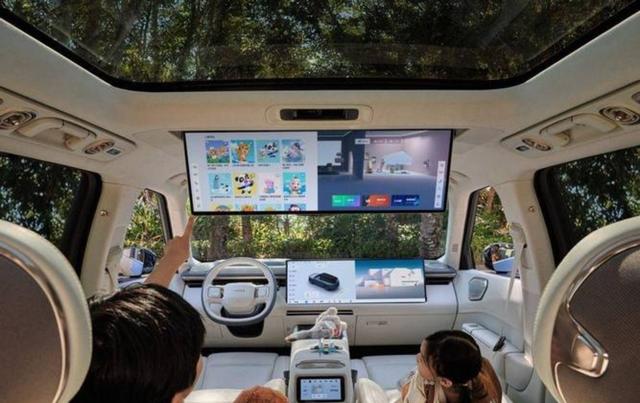 现在的家庭买车越来越理性,更多家庭关注性价比和智能安全配置,红旗天工05凭借丰富功能成为理性购车新宠,满足全家出行多样需求-有驾