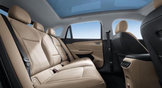 不得不承认现在的人买车越来越理性,预算在100万以上的车辆选择变得更加谨慎和讲究品质与性价比-有驾