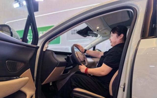 不得不承认现在的人买车越来越理性,预算在100万以上的车辆选择变得更加谨慎和讲究品质与性价比-有驾