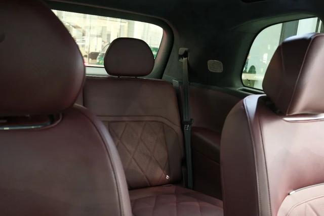 探店岚图泰山,体量感足气场强,综合豪华感比肩问界M9-有驾