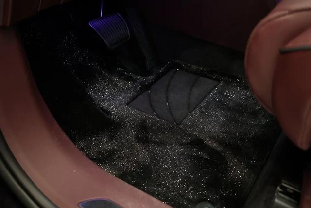 探店岚图泰山,体量感足气场强,综合豪华感比肩问界M9-有驾