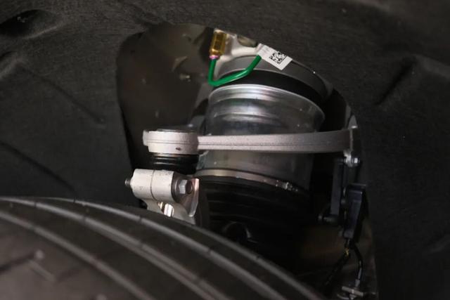 探店岚图泰山,体量感足气场强,综合豪华感比肩问界M9-有驾