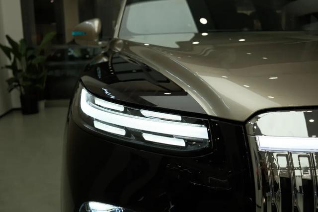 探店岚图泰山,体量感足气场强,综合豪华感比肩问界M9-有驾