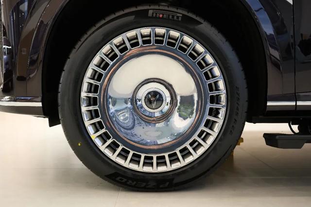 探店岚图泰山,体量感足气场强,综合豪华感比肩问界M9-有驾