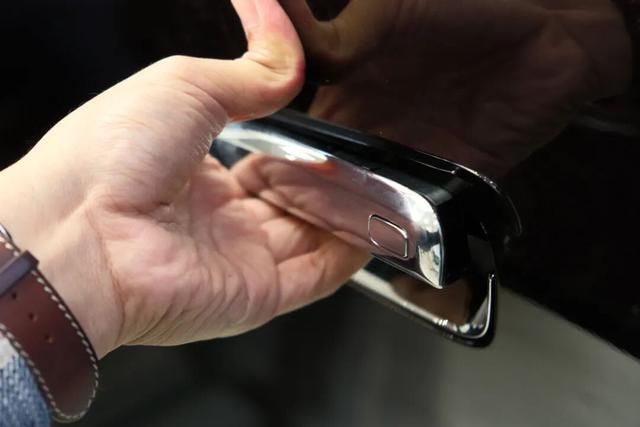 探店岚图泰山,体量感足气场强,综合豪华感比肩问界M9-有驾