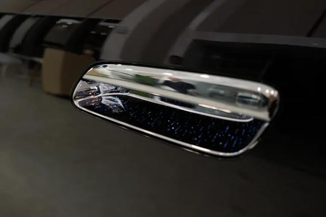 探店岚图泰山,体量感足气场强,综合豪华感比肩问界M9-有驾