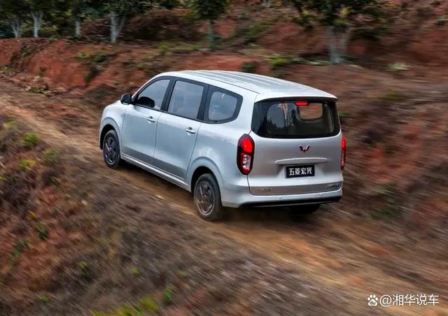 全新五菱宏光上市,车头像新能源车圆润,依旧1.5L发动机加手动挡-有驾