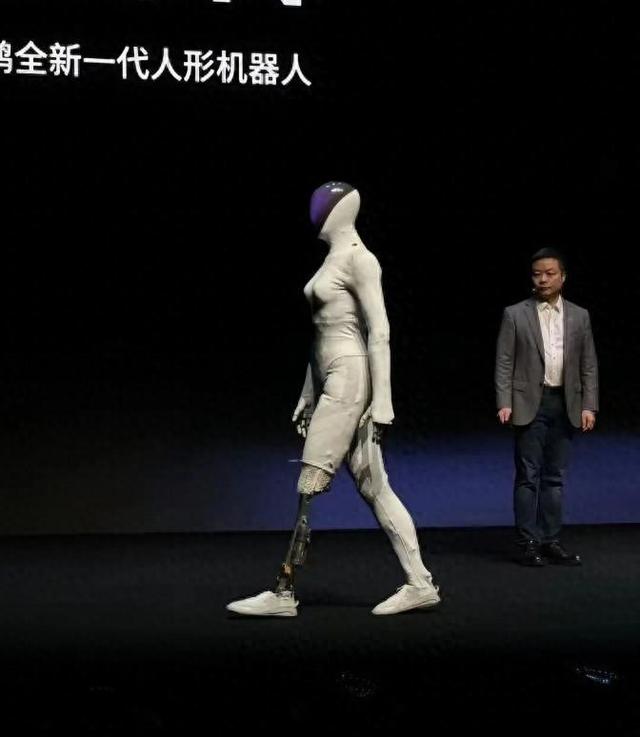 小鹏机器人猫步走红！全网盛赞腿技惊人，致命缺陷竟隐藏在暗处-有驾