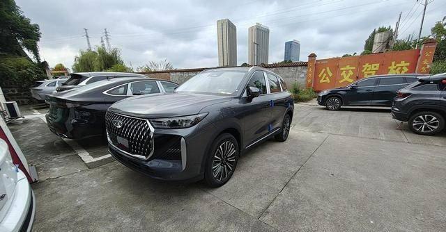 瑞虎8轴距2825mm打造宽适五座,后排与后备箱空间表现突出-有驾