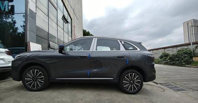 瑞虎8轴距2825mm打造宽适五座,后排与后备箱空间表现突出-有驾