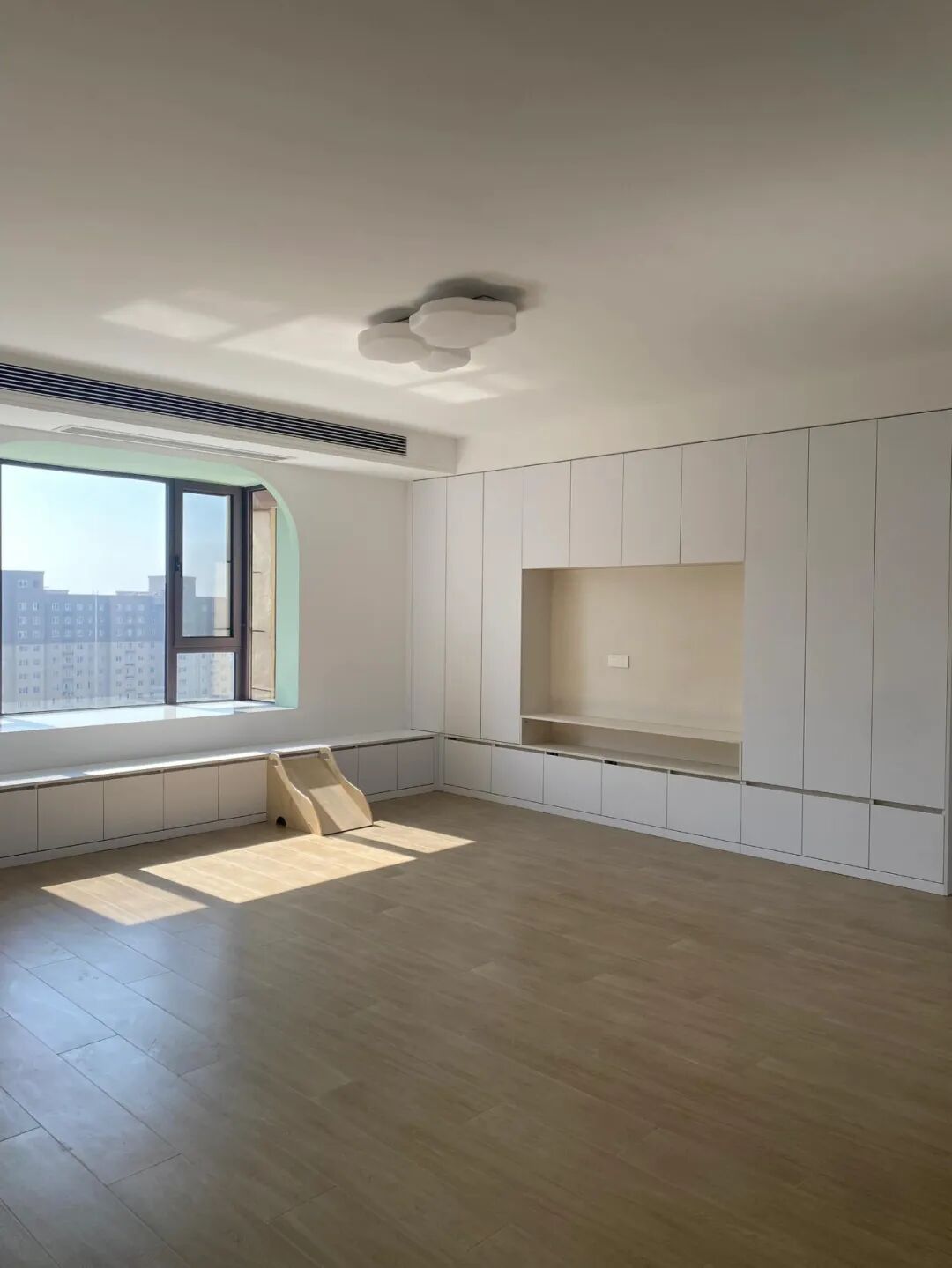 果然还是年轻人“鬼点子”多！飘窗换个思路设计，实用性直接翻倍__果然还是年轻人“鬼点子”多！飘窗换个思路设计，实用性直接翻倍