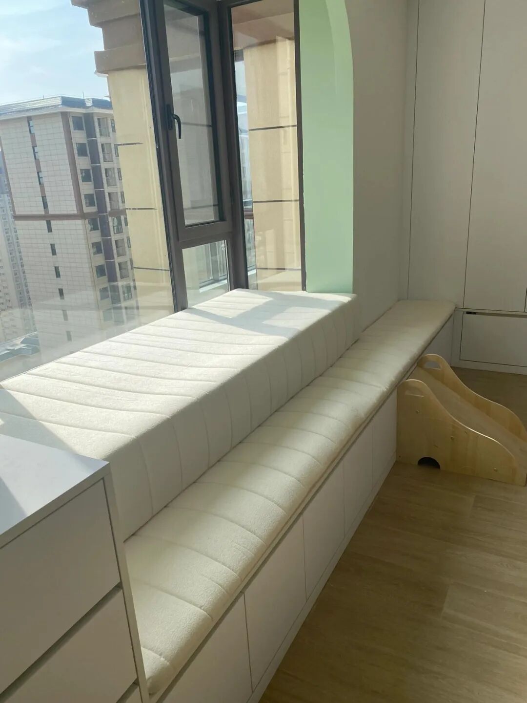 果然还是年轻人“鬼点子”多！飘窗换个思路设计，实用性直接翻倍_果然还是年轻人“鬼点子”多！飘窗换个思路设计，实用性直接翻倍_