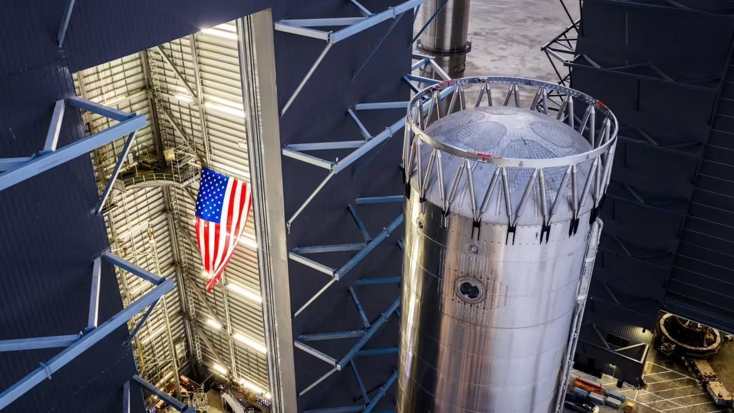 SpaceX星舰V3项目加速推进,Booster 19助推器创下组装速度新纪录__SpaceX星舰V3项目加速推进,Booster 19助推器创下组装速度新纪录